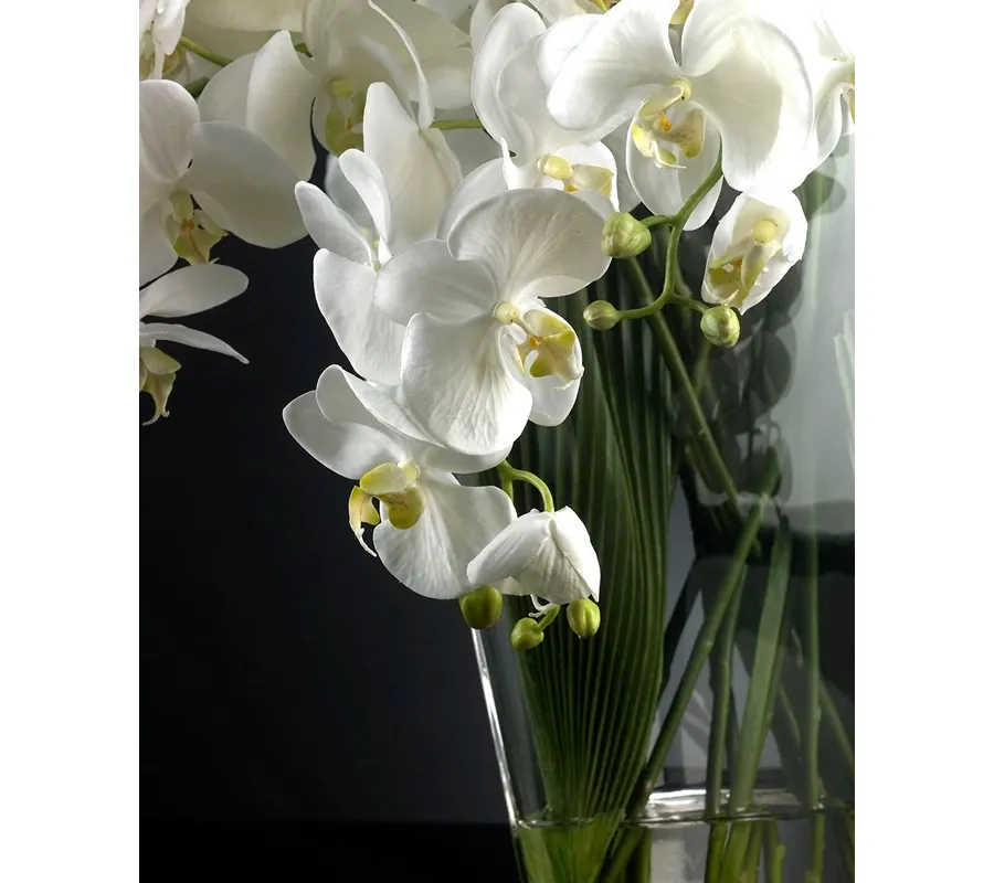 picture 2 Avant garde floral composition by Italian brand VG