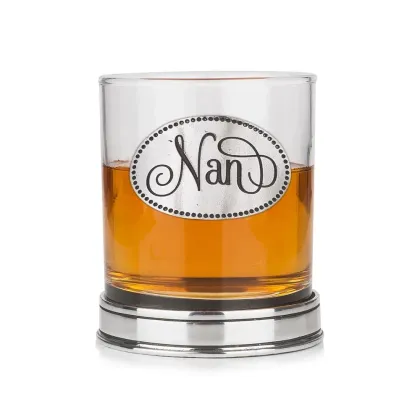 Zdjęcie Elegancki prezent dla babci - szklanka do whisky z emblematem i polerowaną podstawą w kolorze miedzi