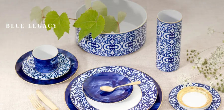 obrazek 3 Okrągła porcelanowa miska na sałatkę 24 cm z serii Blue Legacy