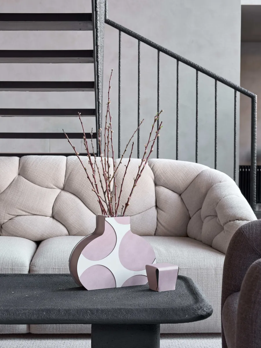 obrazek 7 Designerski wazon Otto 9x37xH38 cm wykonany ze skóry w kolorze pudrowego różu i perłowym