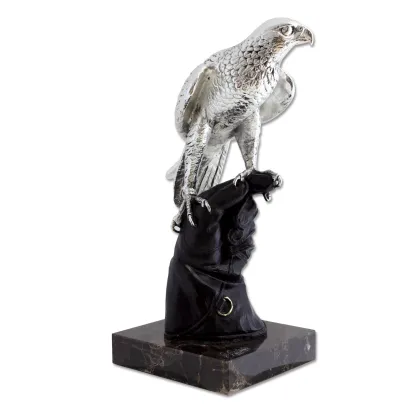 Zdjęcie Wyjątkowa statuetka sokoła na rękawicy od hiszpańskiego producenta