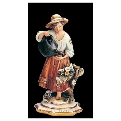 Zdjęcie Porcelanowa figurka dziewczyny podlewającej kwiaty