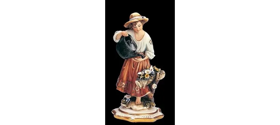 obrazek 1 Porcelanowa figurka dziewczyny podlewającej kwiaty