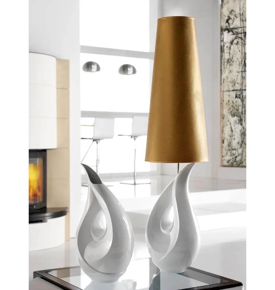 obrazek 1 Wysoka lampa z porcelany ze stożkowatym abażurem