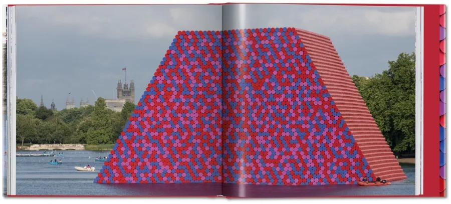 obrazek 8 Książka Christo and Jeanne-Claude. Barrels and The Mastaba 1958–2018 - Taschen