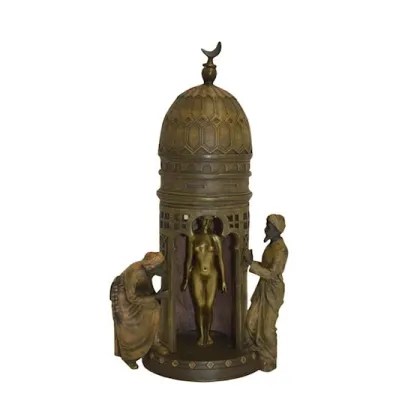 Zdjęcie Stylowa rzeźba nagiej kobiety w namiocie w towarzystwie dwóch handlarzy z brązu