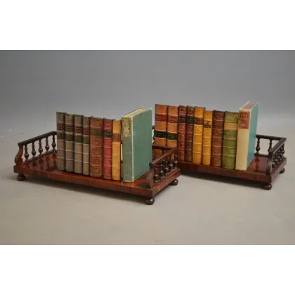Zdjęcie Para antycznych, wysokiej jakości półek na książki z drzewa różanego