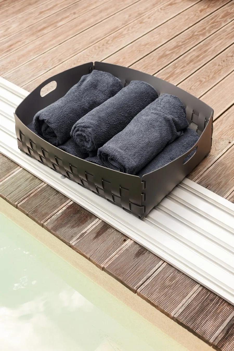 obrazek 3 Duży pleciony kosz Bottega 60x50xH20 cm wykonany z czarnej naturalnej skóry