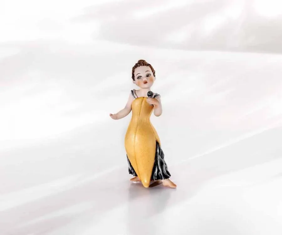 obrazek 1 Figurka piosenkarki z porcelany - Sibania