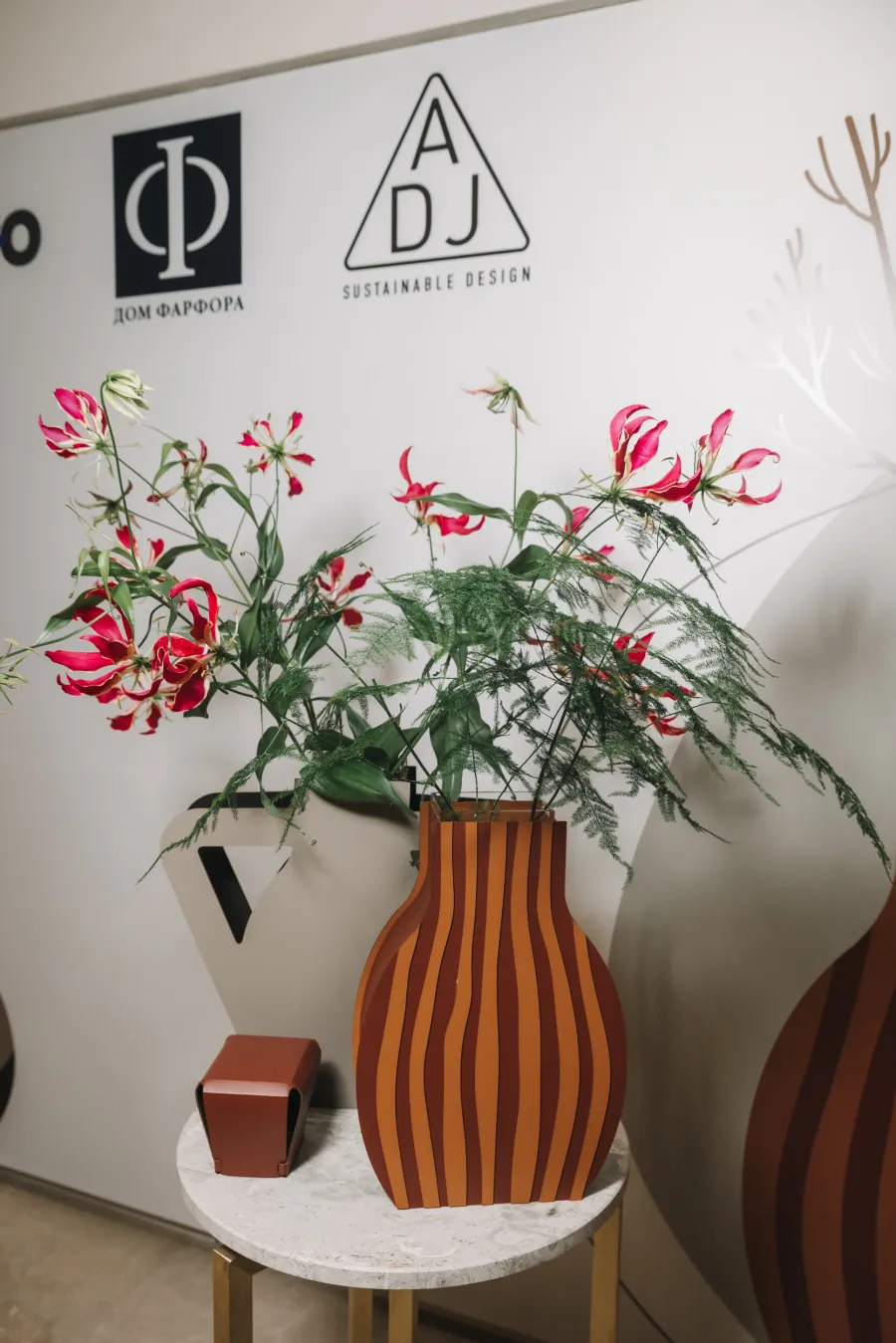 obrazek 4 Skórzany wazon Otto 9x24xH44 cm w kolorze bordowym i koniakowym w pionowe pasy