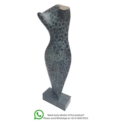 Zdjęcie Piękna rzeźba przedstawiająca kobiecy tors wykonana z brązu