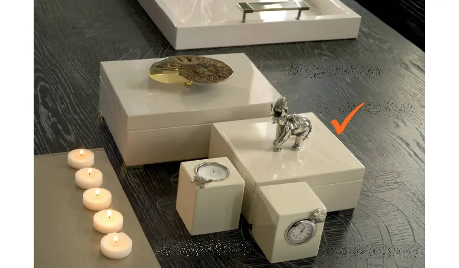 obrazek 1 Dekoracyjne drewniane pudełko w kolorze kości słoniowej z mosiężnym ozdobnym słoniem