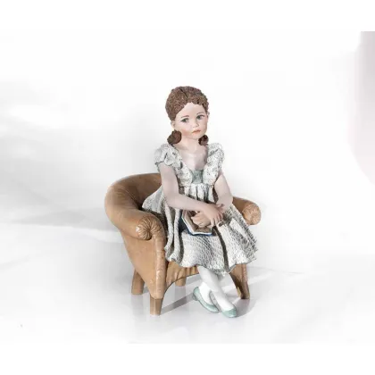 Zdjęcie Figurka młodej dziewczyny wykonana z porcelany - Sibania