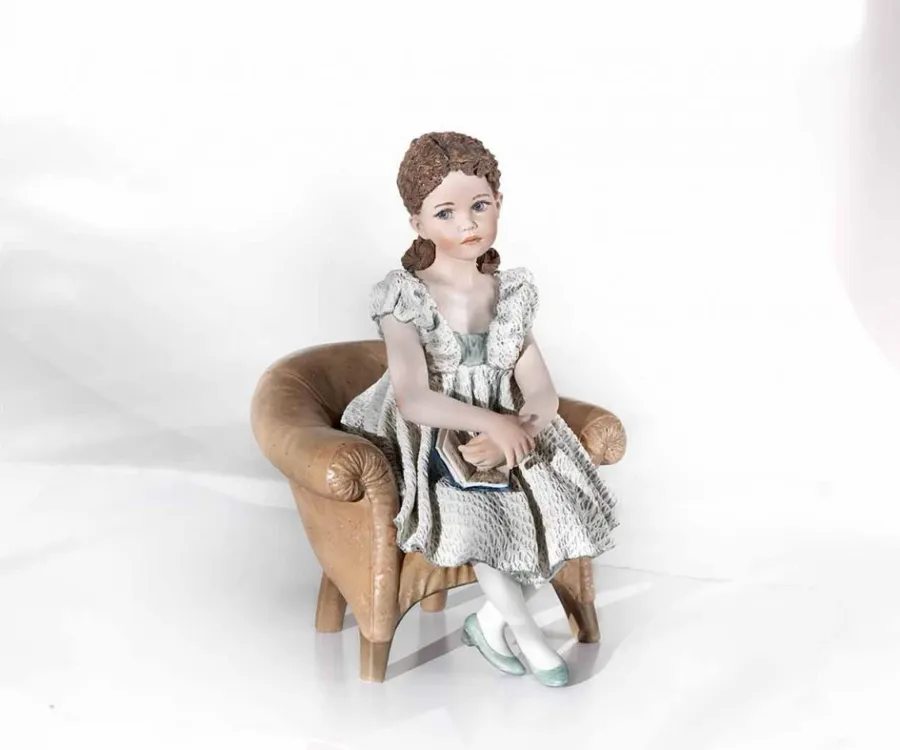 obrazek 1 Figurka młodej dziewczyny wykonana z porcelany - Sibania