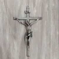 Zdjęcie Stylowy średni krucyfiks Chrystusa na krzyżu wykonany z pewteru