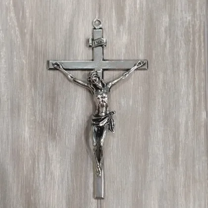 Zdjęcie Stylowy średni krucyfiks Chrystusa na krzyżu wykonany z pewteru