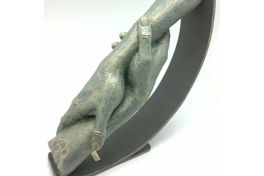 picture 3 Hands in a grip - a unique sculpture for the desk!
