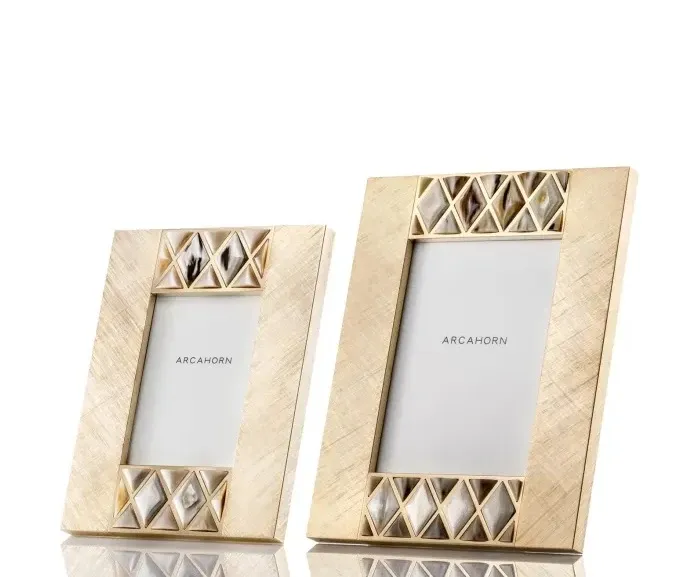 Zdjęcie Ramka na zdjęcie z ręcznie grawerowanego mosiądzu pozłacanego 24-karatowym złotem