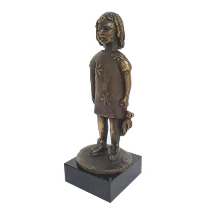 Zdjęcie Ekskluzywna figurka z brązu przedstawiająca dziewczynkę z misiem - wyjątkowy upominek dla bliskiej osoby