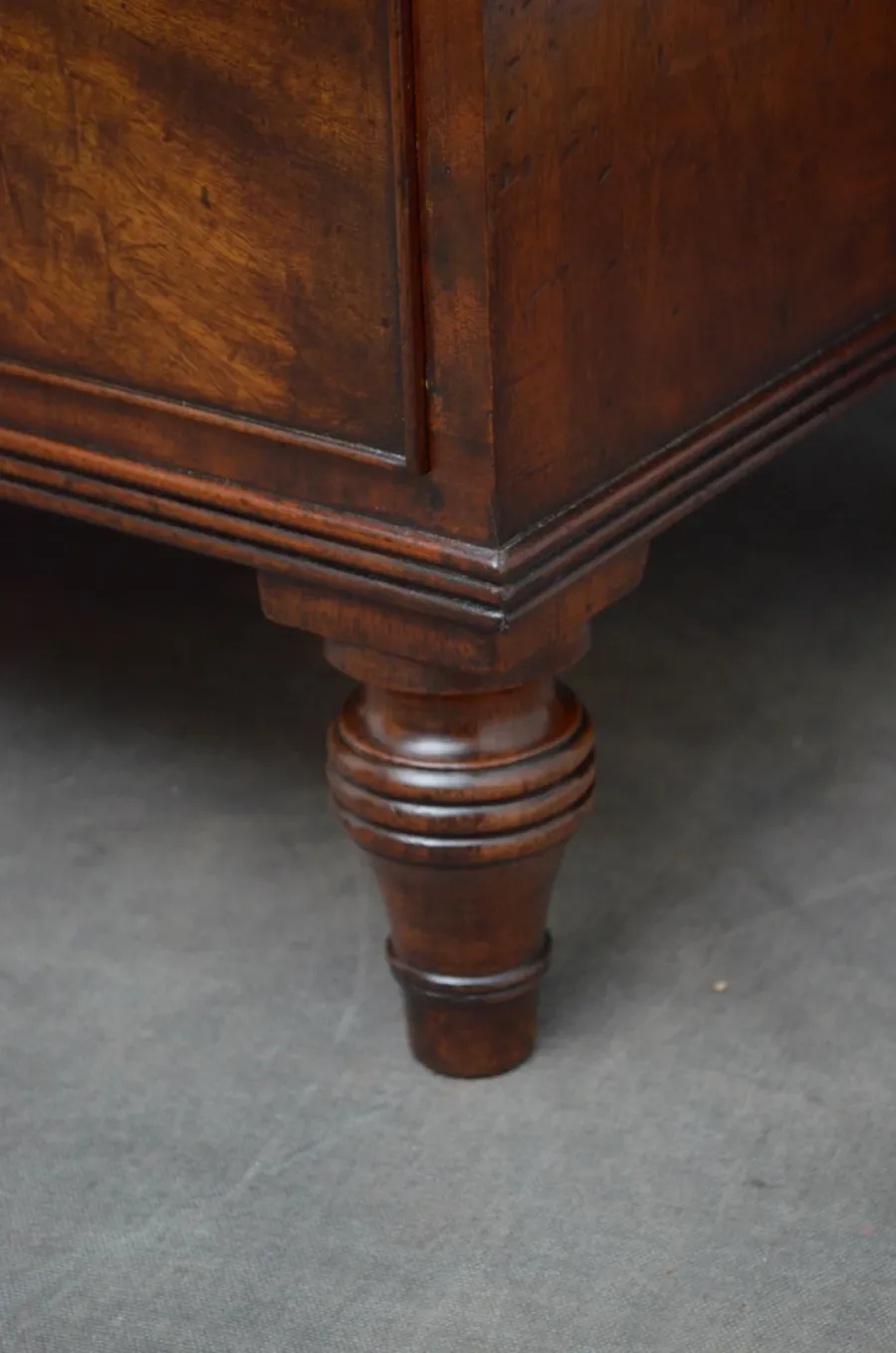 obrazek 8 Prosta i elegancka komoda George IV z mahoniu - antyk