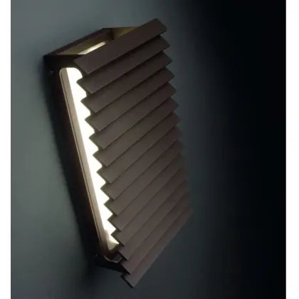 Zdjęcie Piękna lampa ścienna ze stali nierdzewnej i aluminium