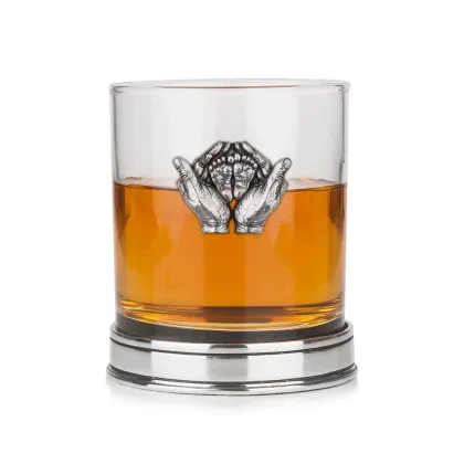 Zdjęcie Stylowy prezent dla nowych rodziców – szklanka do whisky z przedstawieniem stópek dziecka