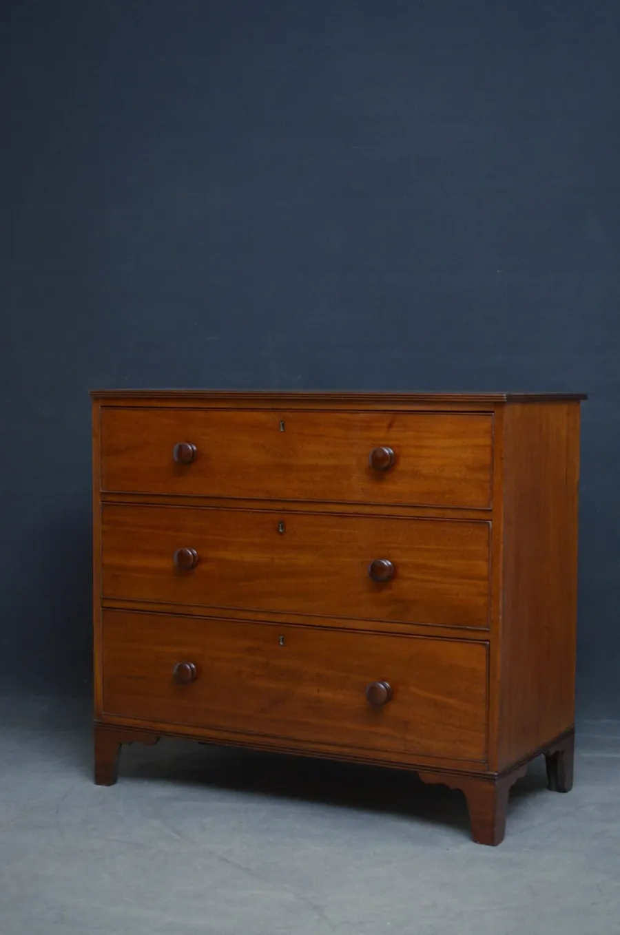 obrazek 1 Prosta i elegancka komoda George IV z mahoniu - antyk