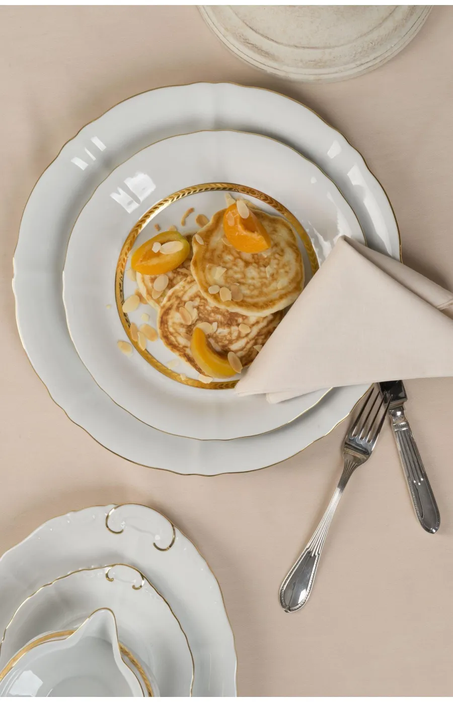 obrazek 3 Piękna 25-częściowa zastawa obiadowa z porcelany w stylu nowoczesnym z kolekcji Golden braid – Leander