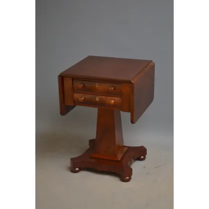 Zdjęcie Antyczny stół roboczy z zaokrąglonym, prostokątnym blatem