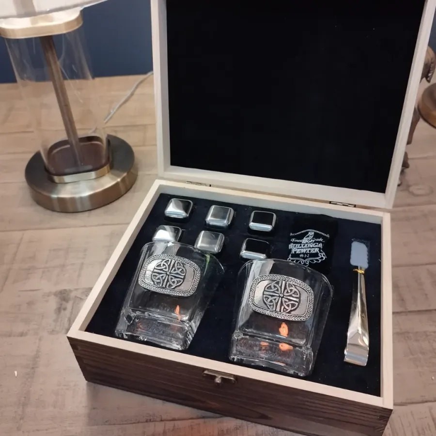 obrazek 1 Zestaw prezentowy - kryształowe szklanki do whisky z cynowym emblematem zdobionym wzorem węzła trójcy