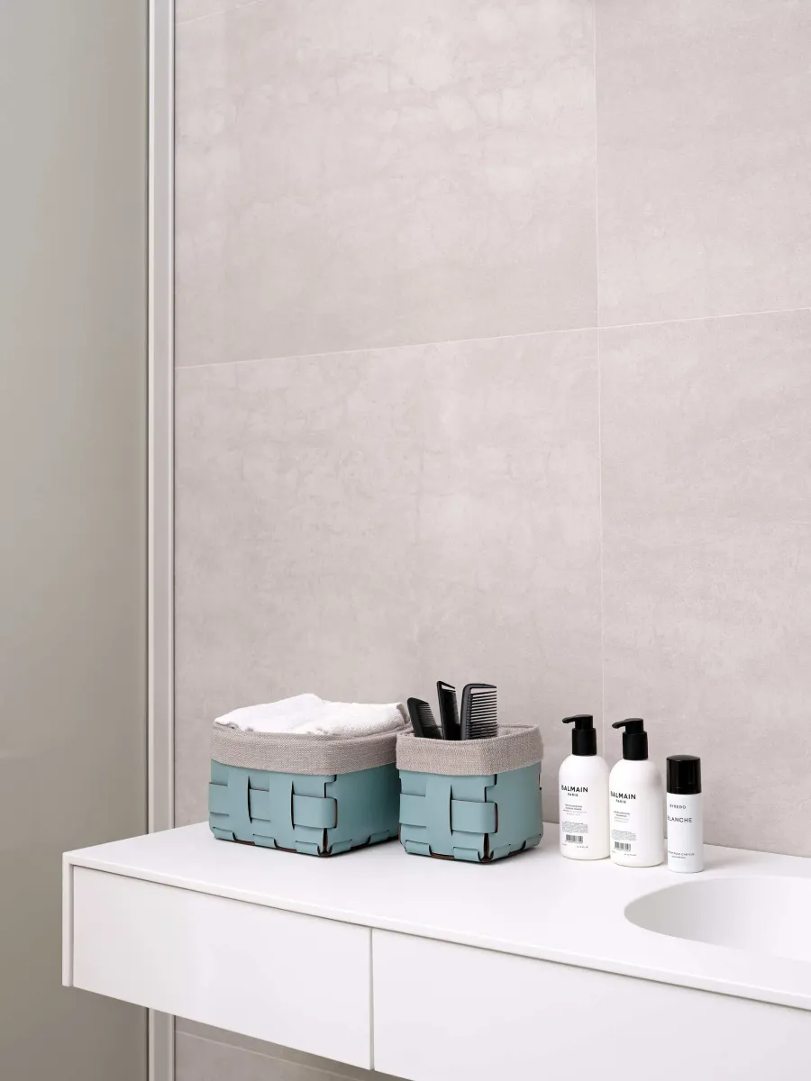 obrazek 3 Stylowy mały koszyk Bottega 12x12xH13 cm w kolorze pastelowego błękitu