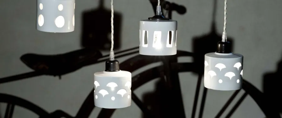 obrazek 2 Elegancka biała lampa nocna z ceramiki - Virginia Casa