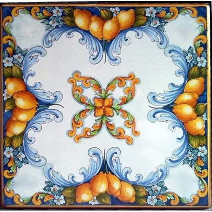 Zdjęcie Kwadratowy blat ogrodowy z lawy zdobiony owocowym ornamentem – Ceramiche Valchida