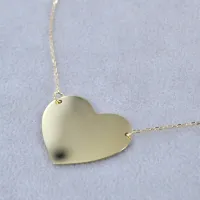 Picture Necklace with a heart-shaped pendant in yellow gold