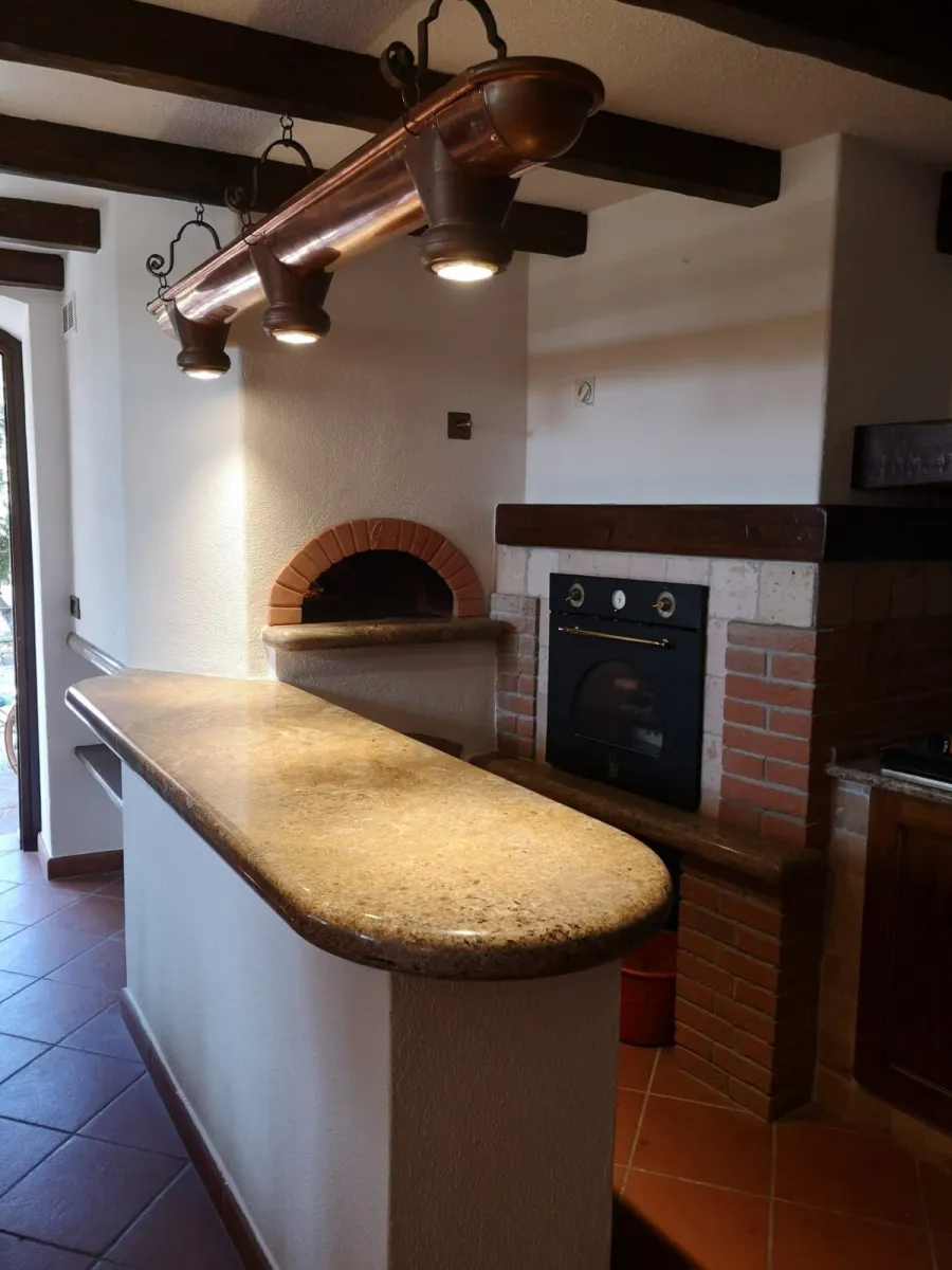 obrazek 2 Włoski piec do pizzy z atestowanej terakoty ogniotrwałej z kominem: średnica 200 mm – waga 320 kg - Goti Terrecotte