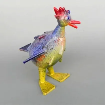 Zdjęcie Futurystyczna figurka ceramiczna przedstawiająca ptaka