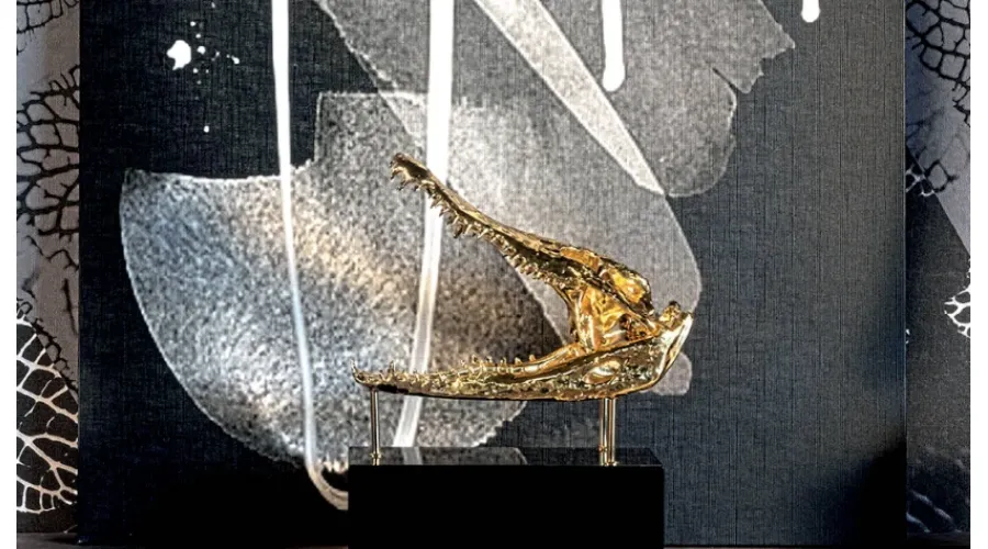 obrazek 1 Dekoracyjny złocony krokodyl na czarnej drewnianej podstawie