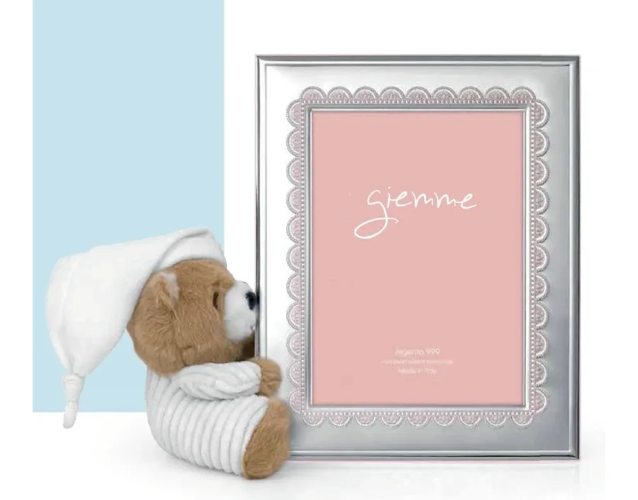 obrazek 1 Ekskluzywna srebrna ramka na zdjęcia 13х18 cm zdobiona różowym wzorem falbanki
