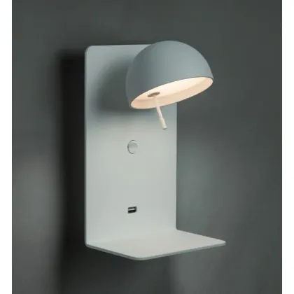 Zdjęcie Nietypowa lampa ścienna z wejściem USB