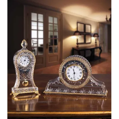 Zdjęcie Luksusowy zegar kryształowy ze złotymi dodatkami na biurko
