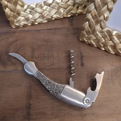 Zdjęcie Irlandzki cynowy korkociąg do wina zdobiony motywem koniczyny