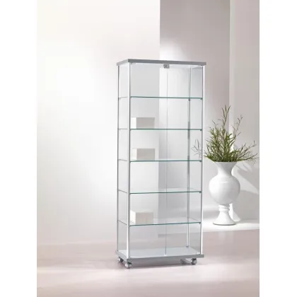 Zdjęcie Stylowa witryna sklepowa z pięcioma półkami i drewnianym szczytem