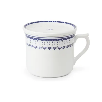 Zdjęcie Luksusowy kubek z pokrywką z porcelany zdobiony delikatnym niebieskim ornamentem - Leander