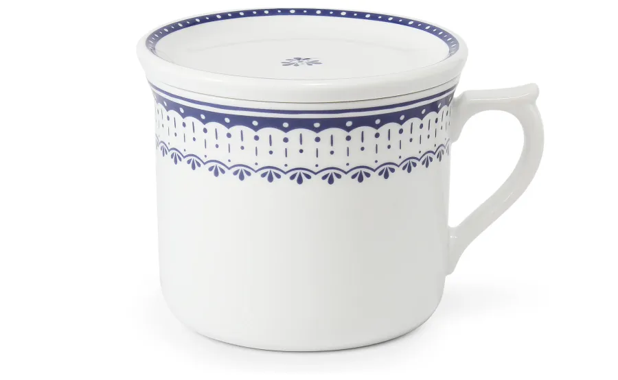 obrazek 1 Luksusowy kubek z pokrywką z porcelany zdobiony delikatnym niebieskim ornamentem - Leander