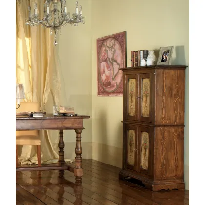 Zdjęcie Włoska szafka z czterema drzwiami z dekoracją w stylu prowansalskim