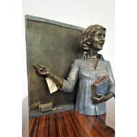Zdjęcie Piękna statuetka nauczycielki przy tablicy