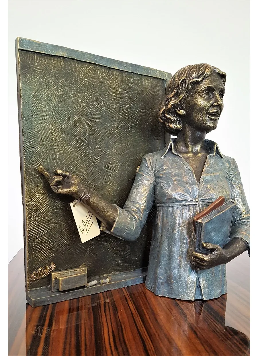 picture 1 A beautiful statue of a teacher at the blackboard
