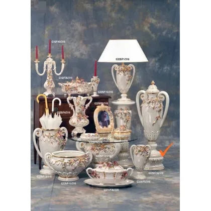 Zdjęcie Zjawiskowy ceramiczny wazon zdobiony kwiatami i złotem