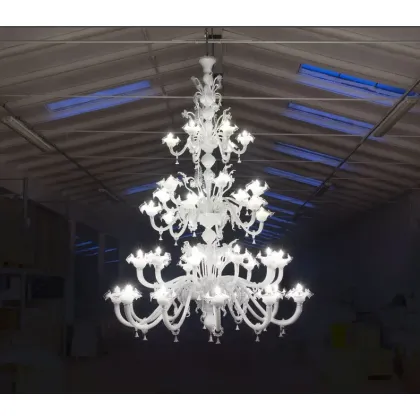 Zdjęcie Stylowy szklany żyrandol wykonany ręcznie ze szkła murano