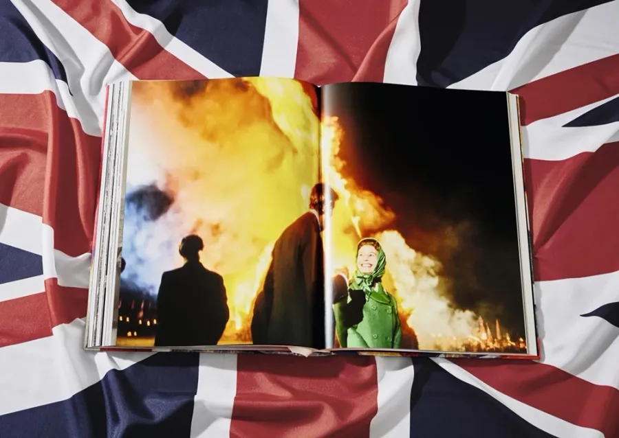 obrazek 8 Książka Her Majesty, Vivienne Westwood Edition No. 501–1,000, Harry Benson ‘Royal Departure’ - Taschen